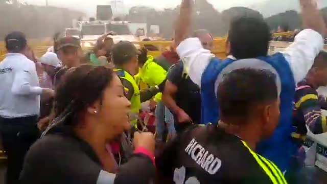 Hombres de la Guardia Venezolana rompieron la barrera y desertaron 2