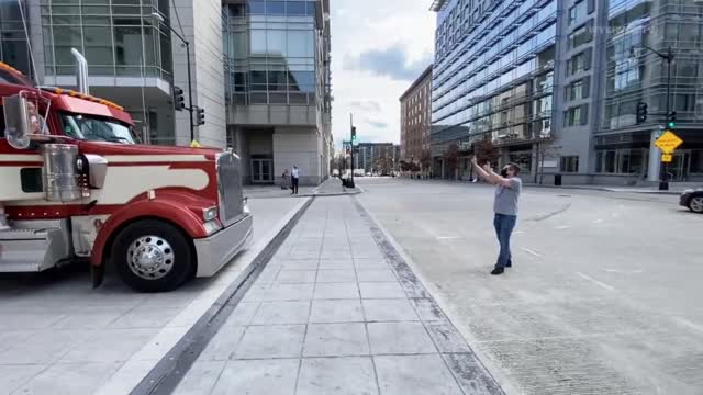 Man screams at The People's Convoy in DC 3-18-22