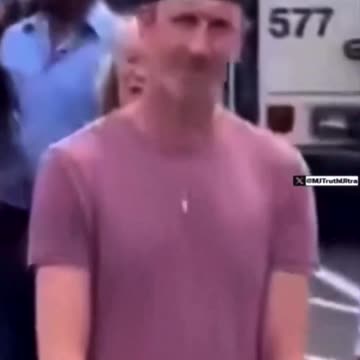 OH MY GOD LOOK WHO WAS BUSSED INTO ONE OF KAMALA HARRIS’S RALLIES‼️