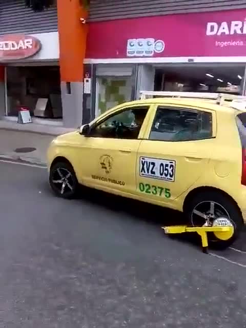Video: En Bucaramanga, taxista intentó evadirse, a pesar de tener un cepo instalado