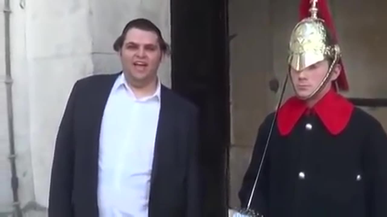 Funny guy makes Royal Guard Laugh at Buckingham Palace