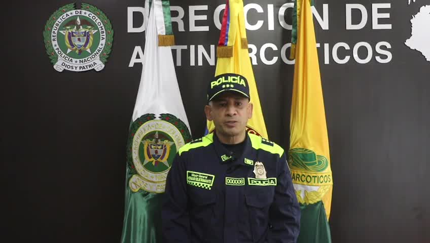 Policía habla del video de un uniformado que presuntamente carga droga en avioneta