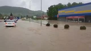 Velika količina vode na cesti u Žepču, odroni otežavaju saobraćaj