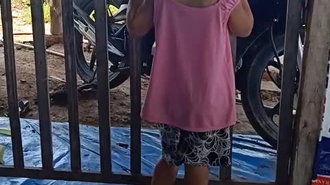 Bé đang vui chơi