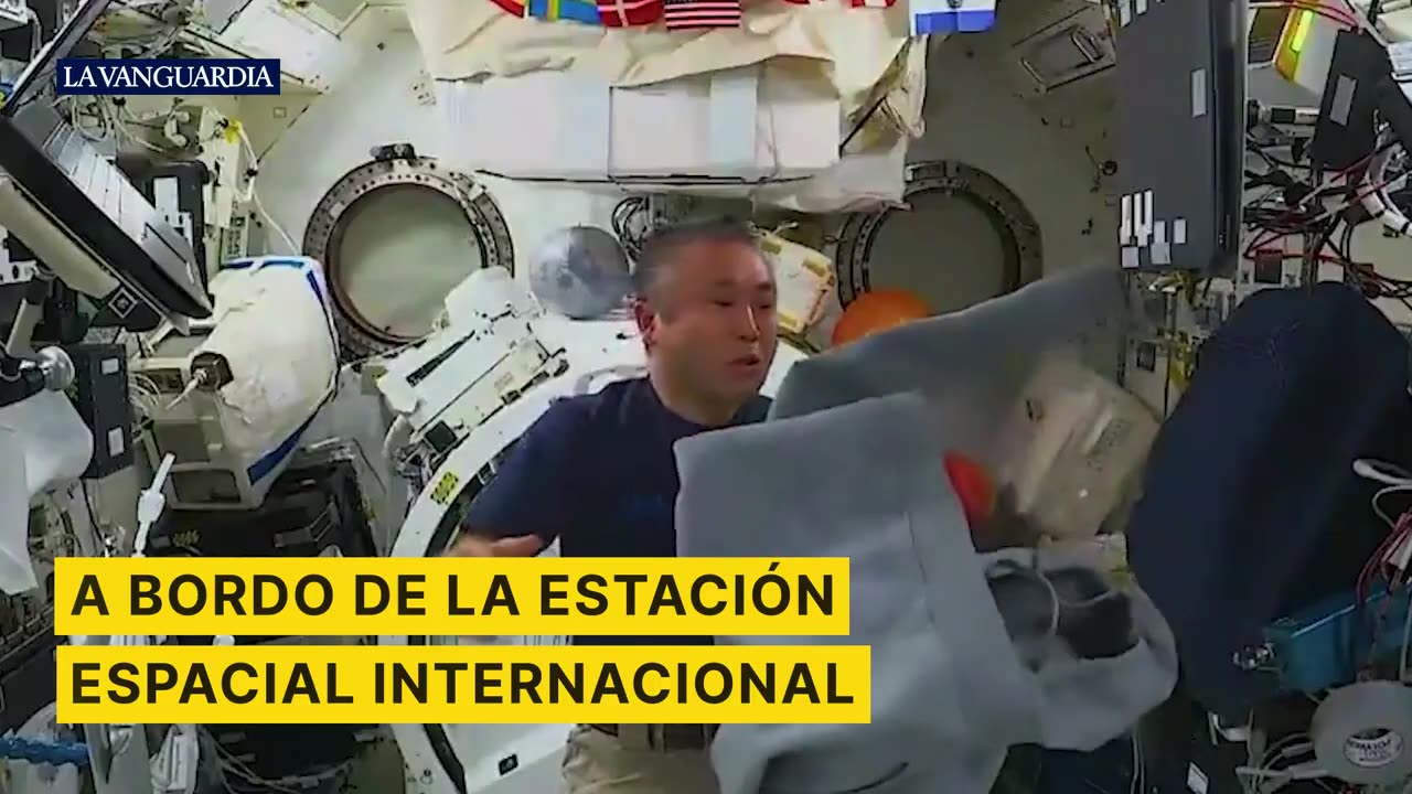 Hacer la colada en el espacio: Un astronauta se esfuerza por doblar una sudadera en gravedad cero