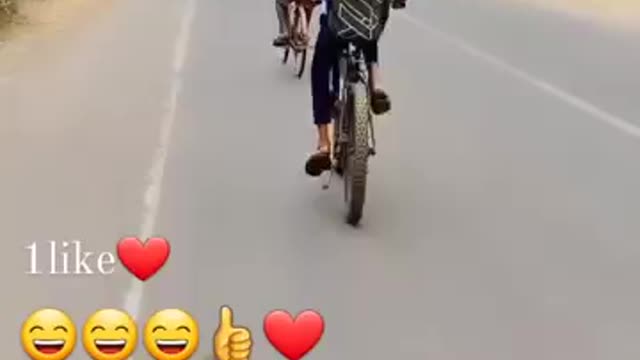 Cycle se style maar rahe ladka 😄😄