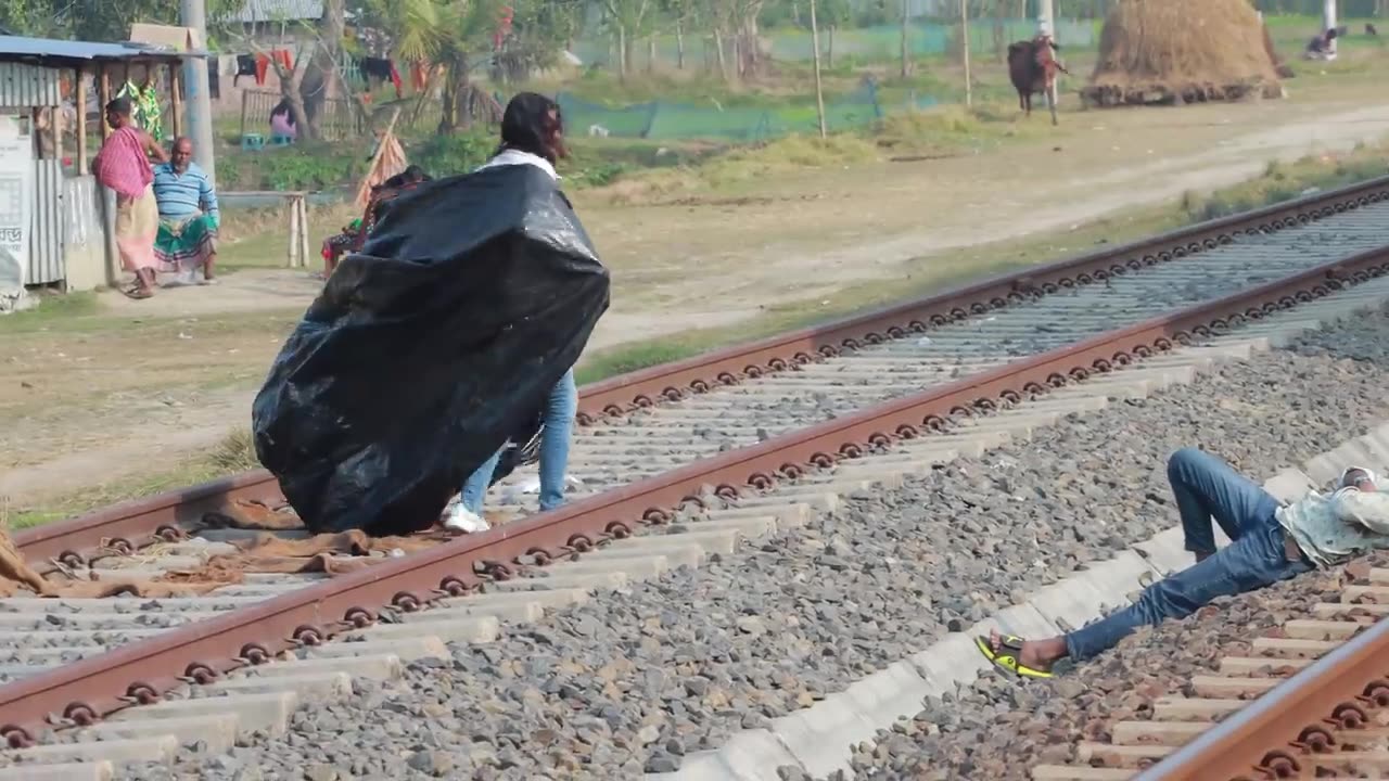 "Plastic Wrapping People Prank: Hilarious Reactions Caught on Camera!"