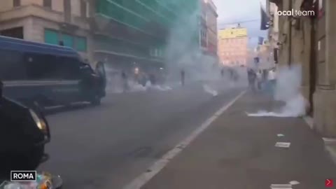 En Italia la policía huye de los manifestantes