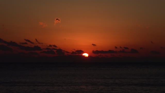 The reddish sun and the sea. 6