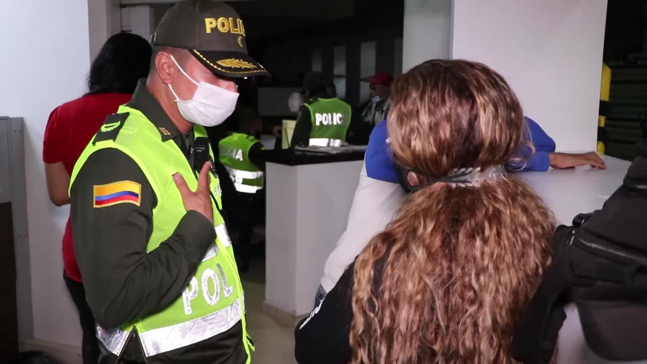 Casi un centenar de jóvenes convirtieron en campo de batalla el puente de La Novena de Bucaramanga