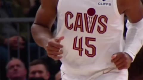 Spida's gravity-defying 360 layup in the Cleveland Cavaliers