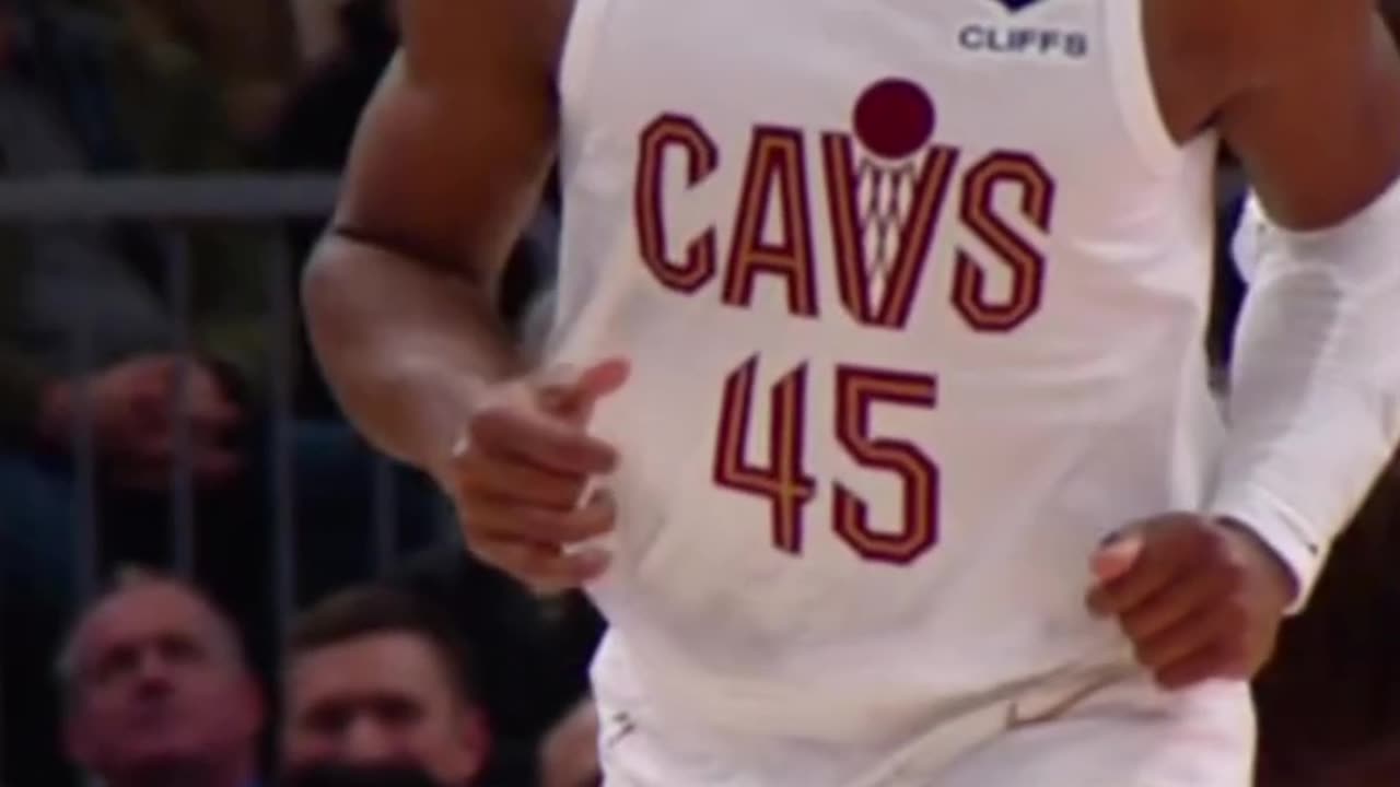 Spida's gravity-defying 360 layup in the Cleveland Cavaliers