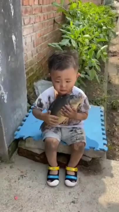 Funny Kids at the Aquarium | Girl SPOOKED By A Beluga Whale!