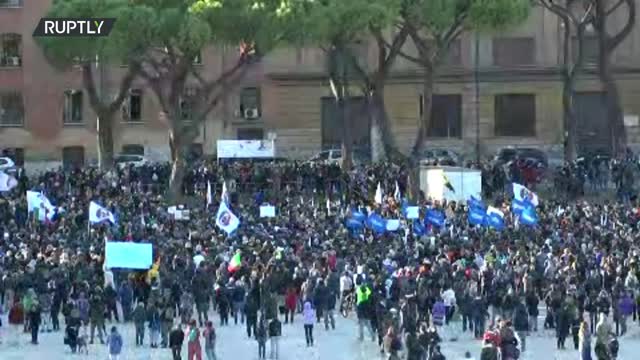 Italy: Protesters rally in Rome against new COVID Green Pass requirement - 15.10.2021