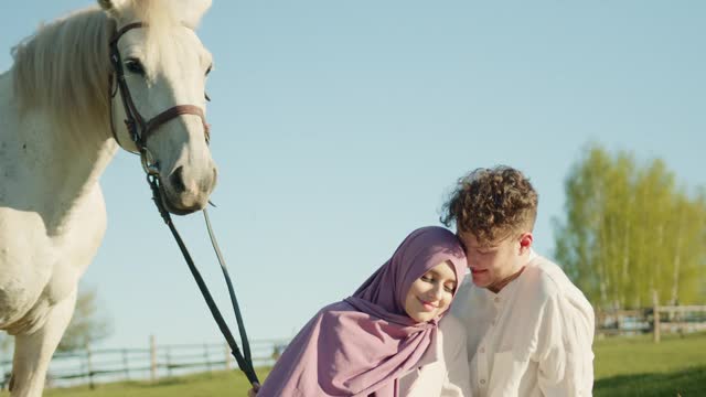 couple-having-a-picnic-with-their-horse