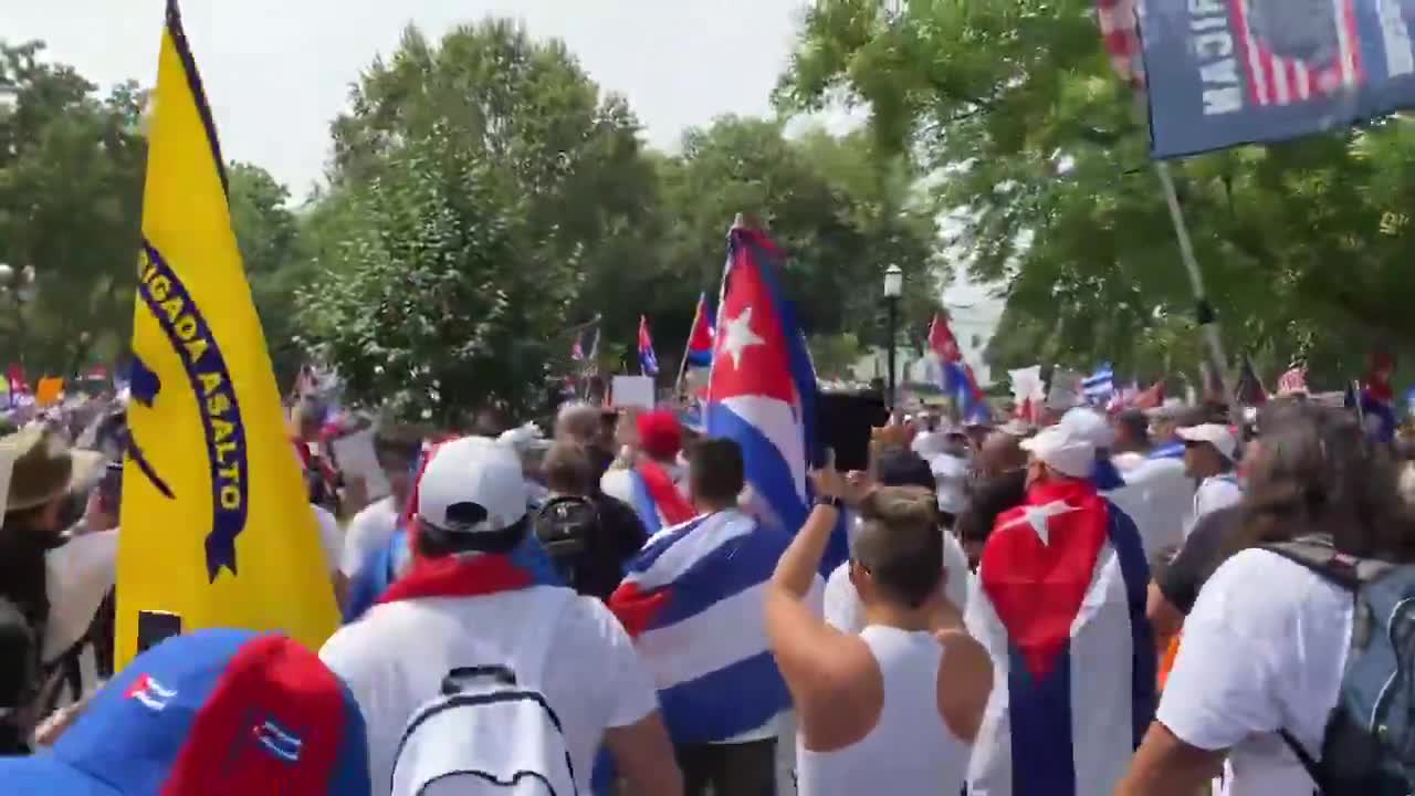 NHỮNG NGƯỜI MỸ GỐC CUBA BIỂU TÌNH ĐANG XUA ĐUỔI MỘT NHÀ BÁO BÊN NGOÀI NHÀ TRẮNG 🇺🇸NOW - CUBAN-AMERICAN PROTESTERS CHASE AWAY A REPORTER OUTSIDE THE WHITE HOUSE.