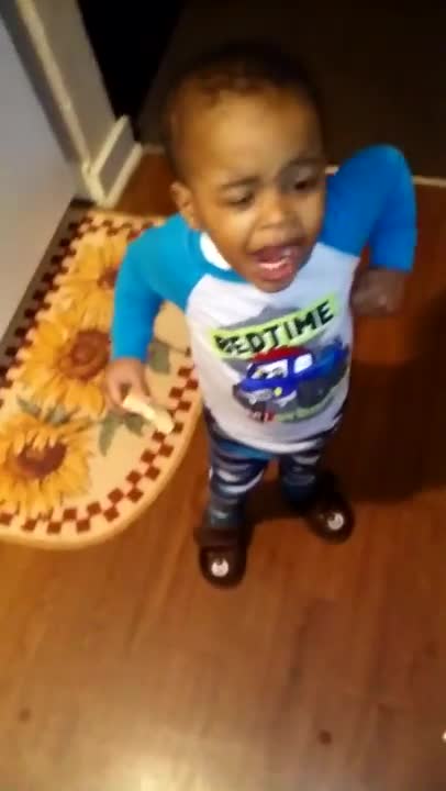 Hermanos gemelos prueban una rodaja de limón por primera vez y ponen caras