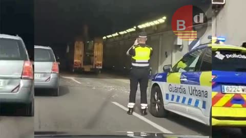 Cortada la ronda Litoral por un camión empotrado en un túnel de Ciutat Vella