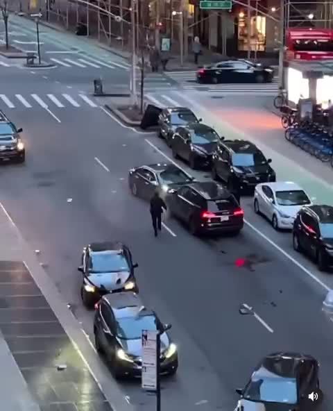 Carjacking in Midtown Manhattan in broad daylight