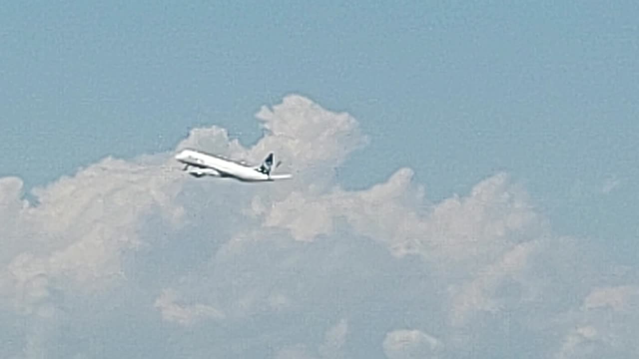 Embraer 195 PR-AXF decolando de Manaus para São Gabriel da Cachoeira