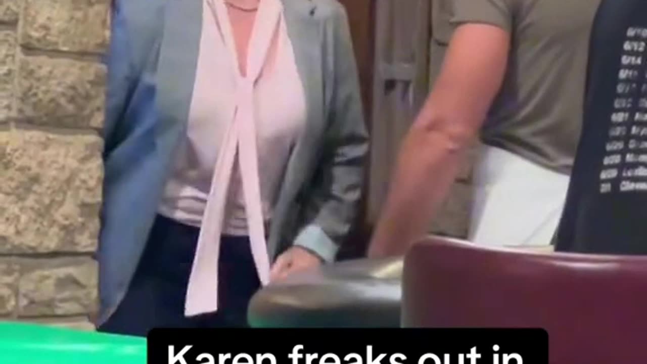 Karen freaks out in A restaurant
