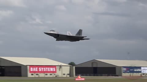 F-22 Raptor Falls/freefall from sky in full control 4K