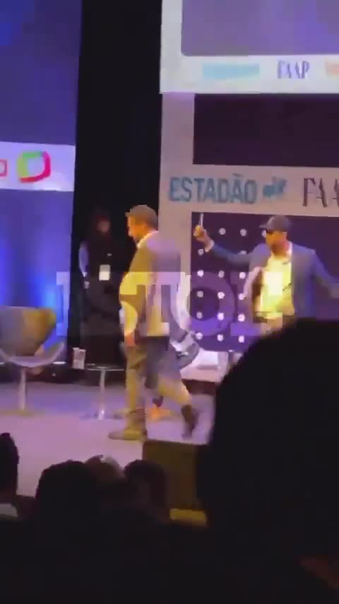 Marçal usou a arma mais poderosa contra um comunista: uma carteira de trabalho.