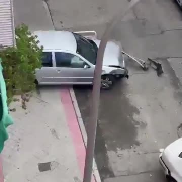 España | Un hombre destroza un vehículo empotrándolo con el mobiliario