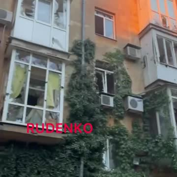 Takto vypadá obytný dvůr v centru Doněcka po zásahu 155mm projektilem NATO