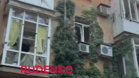 Takto vypadá obytný dvůr v centru Doněcka po zásahu 155mm projektilem NATO