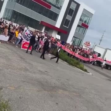 CROWD CHANTS "PIECE OF SHT" IN ONTARIO CAUSING TRUDEAU TO TURN AROUND AND LEAVE