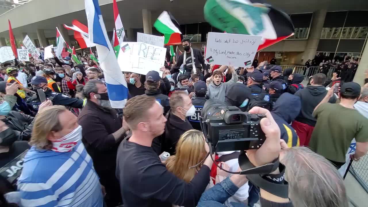 Palestinian protest in Toronto: Israeli counter-protesters evacuation.