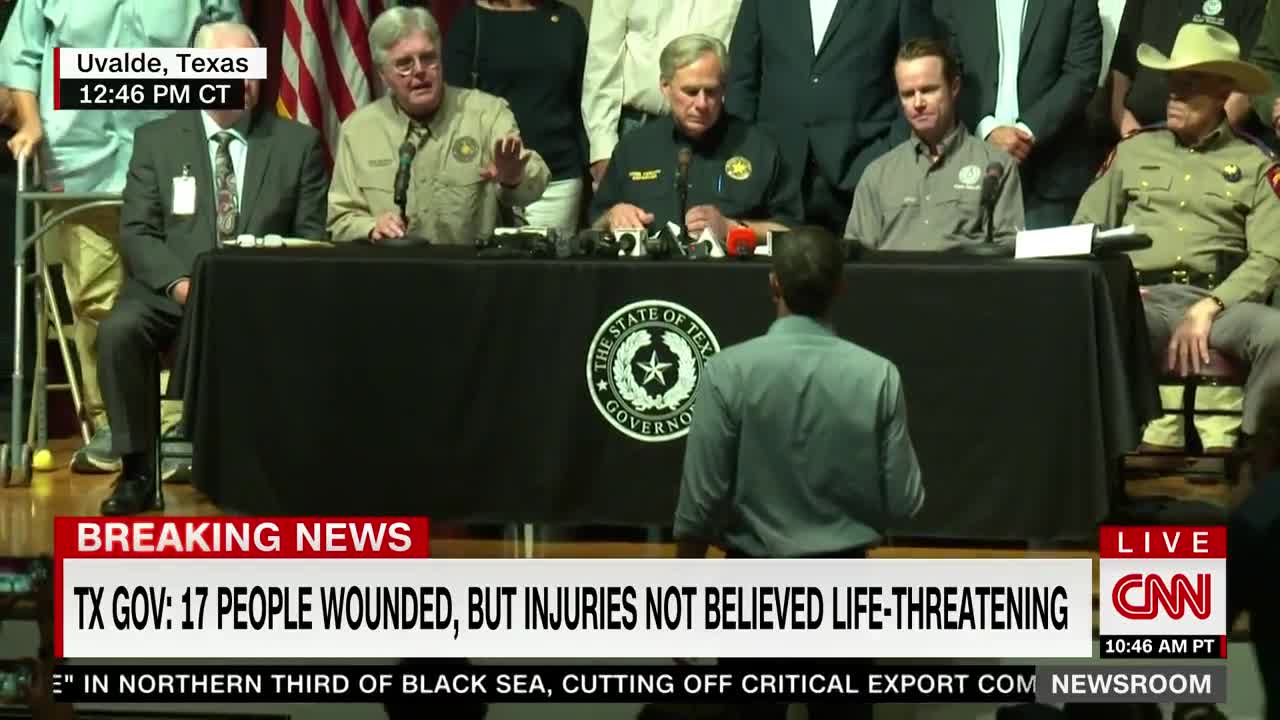 Texas gubernatorial candidate Beto O’Rourke interrupts Abbott's press conference about the shooting