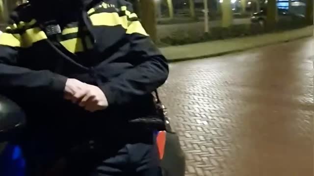 Houding van Politie tegen Vreedzame Burger - 26/01/21