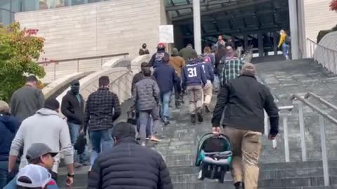 Vigili del fuoco consegnano i loro stivali dopo esser stati congedati per aver rifiutato il veleno