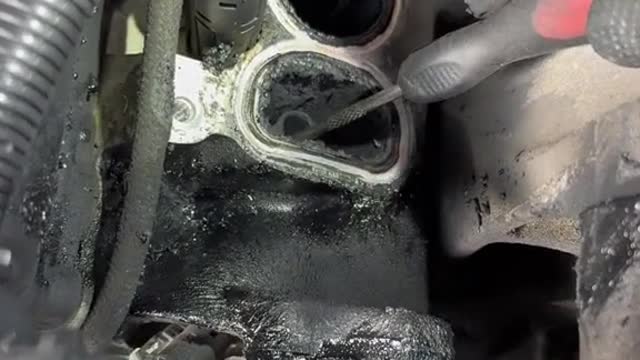 Take out the small fittings in the engine.