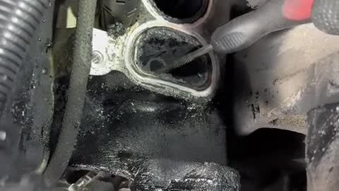 Take out the small fittings in the engine.