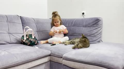 What_Does_a_Cat_do_When_a_Cute_Baby_Tries_To_Paint_Makeup_It_