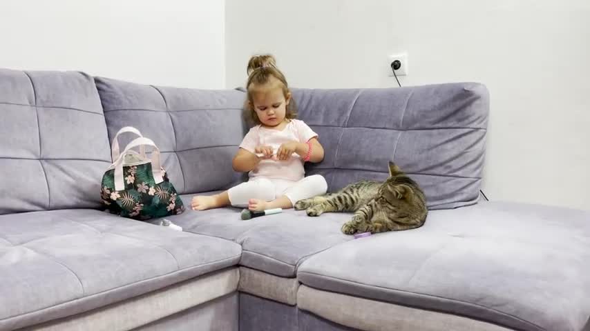 What_Does_a_Cat_do_When_a_Cute_Baby_Tries_To_Paint_Makeup_It_