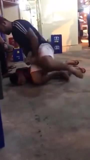Man tries to street fight with a Brazilian Jiu-Jitsu Specialist