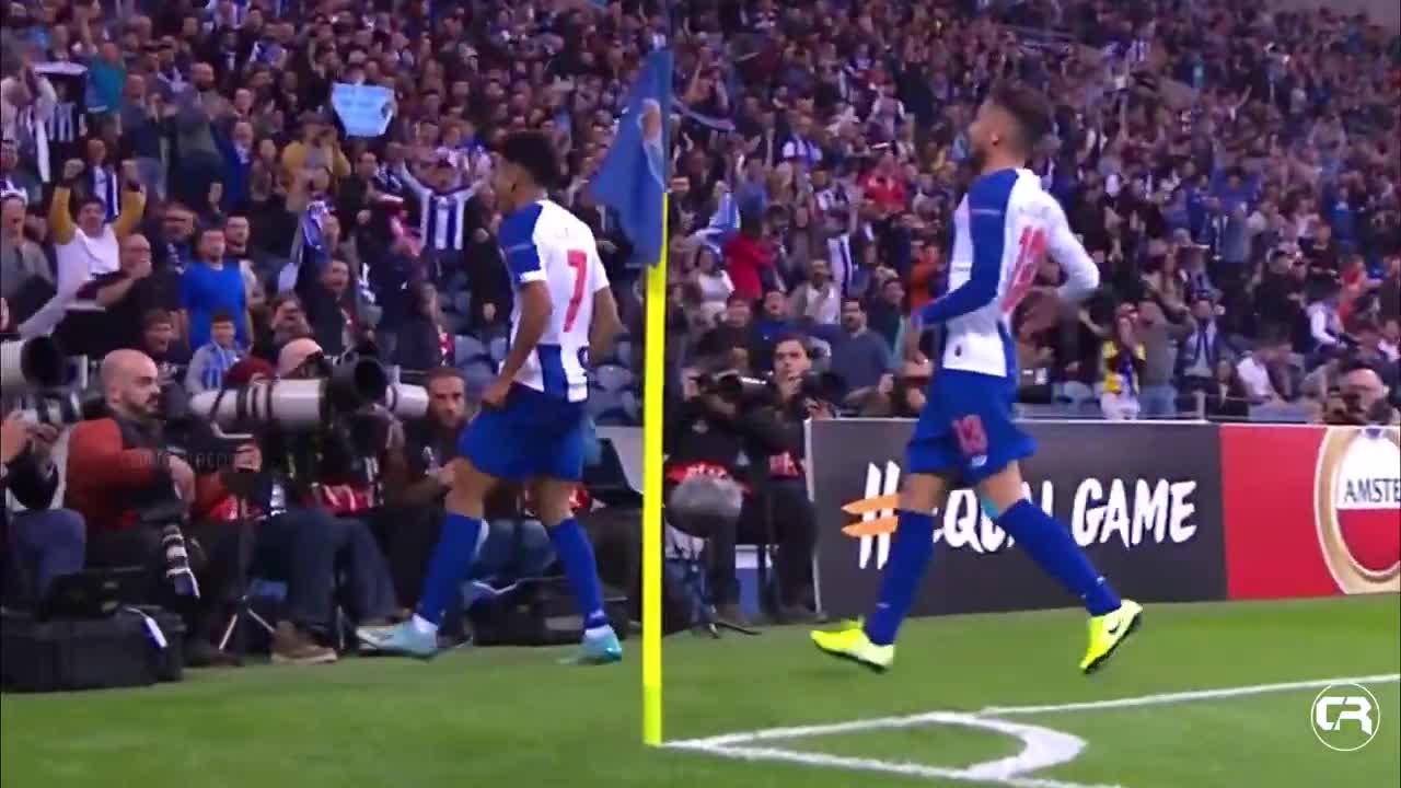 Messi just wanted to touch davies hairđź’€