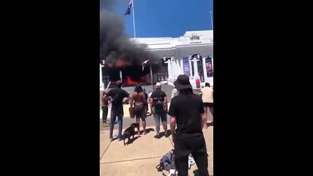 Camberra, Australie, premiers parlements au monde a être mis a feu. Plandémie Covid 19