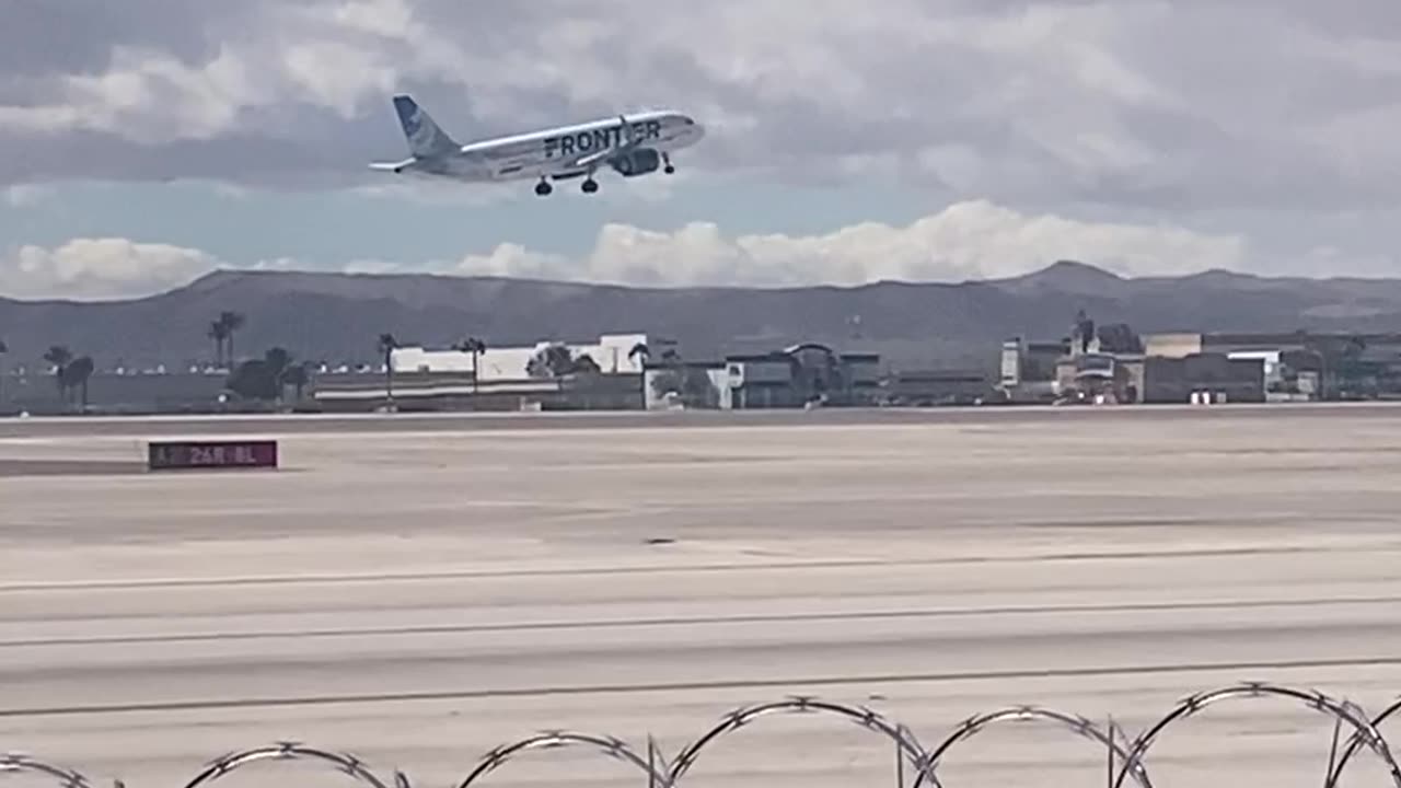 Strong Winds Destabilize Plane Landing