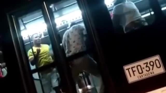 Hombres se van a puño dentro de un bus de Transcaribe