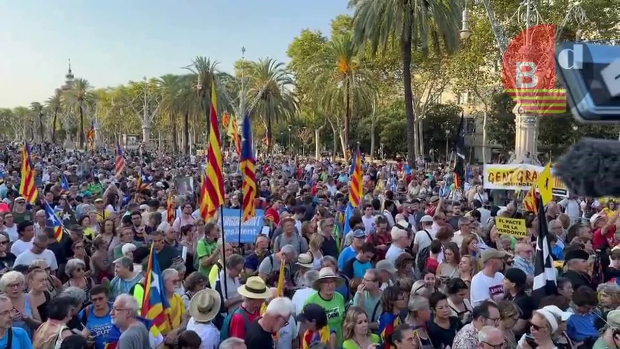 Puigdemont aparece en Barcelona y se dirige al Arco del Triunfo