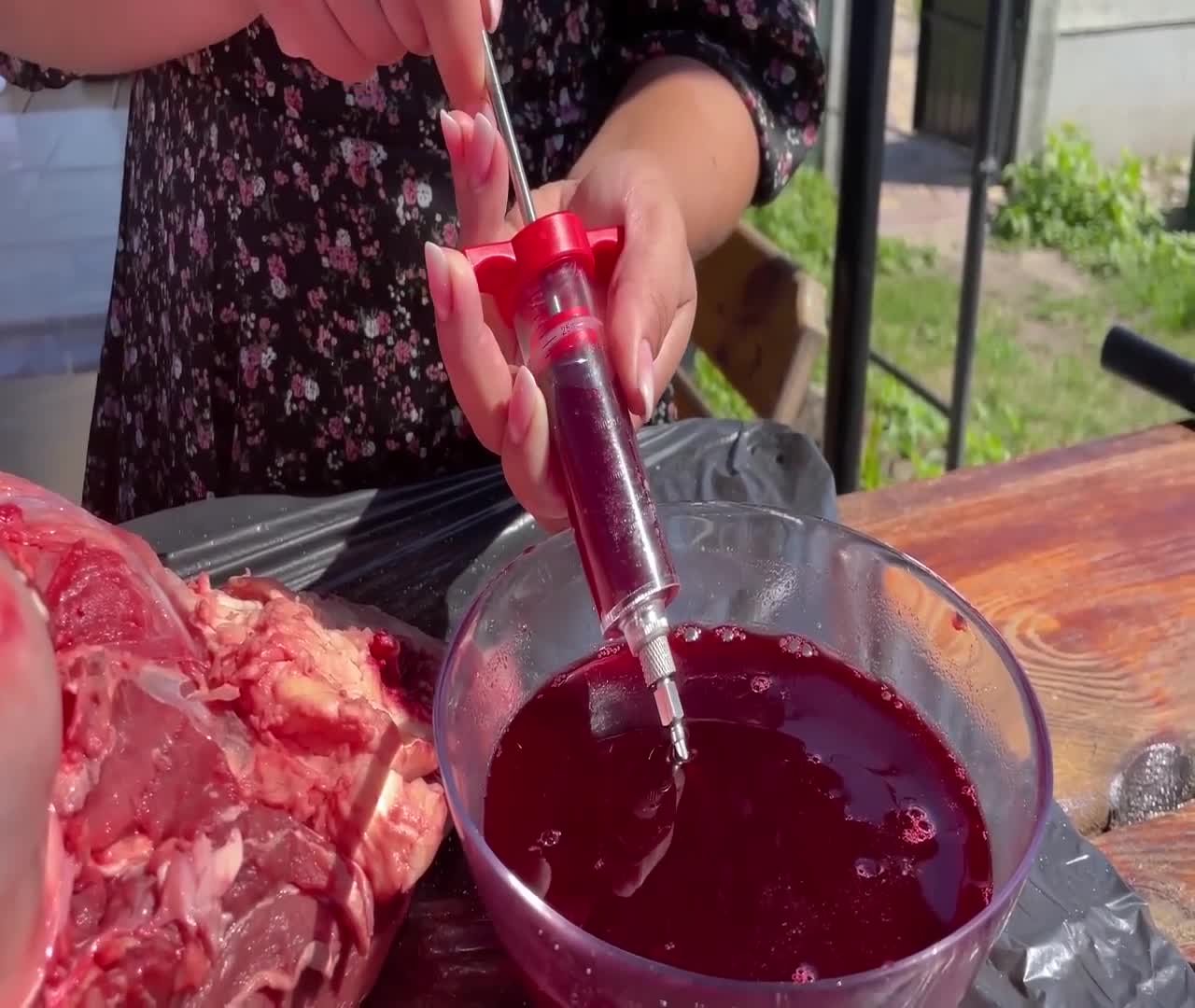 15 ORE DI ARROSTIMENTO Un'enorme coscia di manzo del peso di 25 kg in Tandoor
