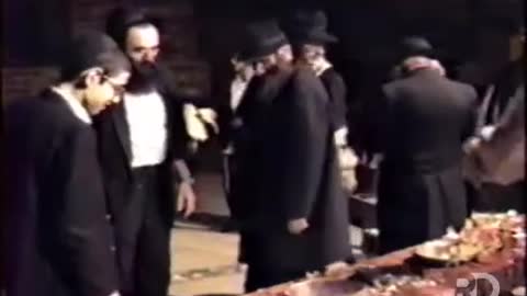 28. Leil Erev Yom Kippur 5751, Kaparos in C.H. (goldstein) - ליל ערב יום כיפור תנש"א