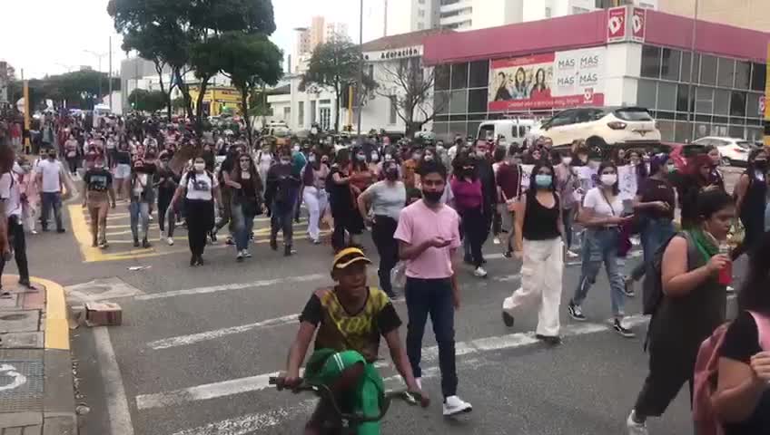 Video: Marcha por el Día de la Mujer avanza por vías de Bucaramanga