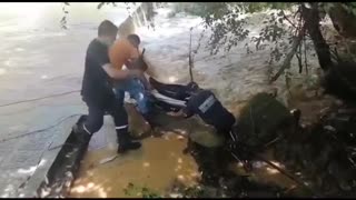 La quebrada Barichara se le llevó la motocicleta