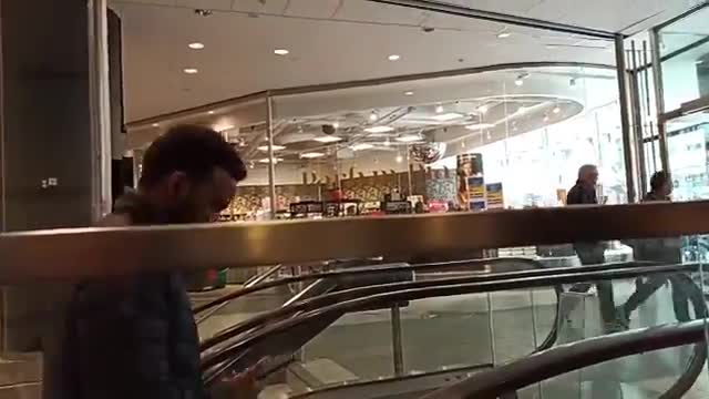 Berättar om natten på akuten.